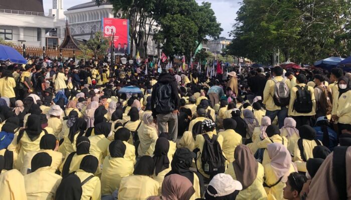Yusril: Pemerintah Akan Respons Tuntutan yang Disampaikan saat Demo