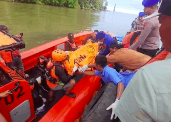 Evakuasi jenazah salah seorang nelayan di perairan Pulau Pisang Gadang, Kota Padang yang hanyut Minggu malam. (dok. Basarnas Padang)