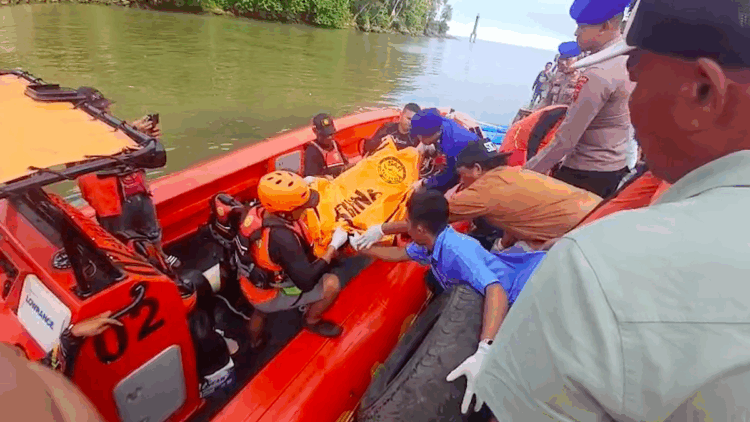 Nelayan Hilang di Perairan Pulau Pisang Gadang, Satu Ditemukan Meninggal Dunia 1 Evakuasi jenazah salah seorang nelayan di perairan Pulau Pisang Gadang, Kota Padang yang hanyut Minggu malam. (dok. Basarnas Padang)