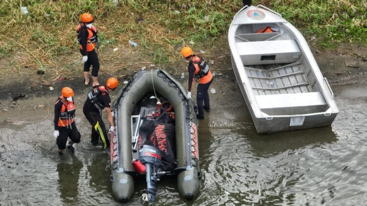 Tim SAR Temukan Penembak Ikan yang Tenggelam di Danau Maninjau 1 evakuasi penembak ikan di Danau Maninjau