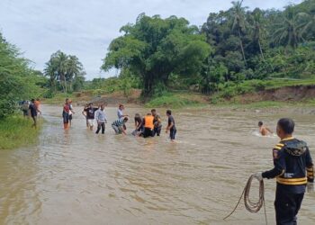 Evakuasi pria paruh baya yang hanyut di Sawahlunto. (dok. istimewa)