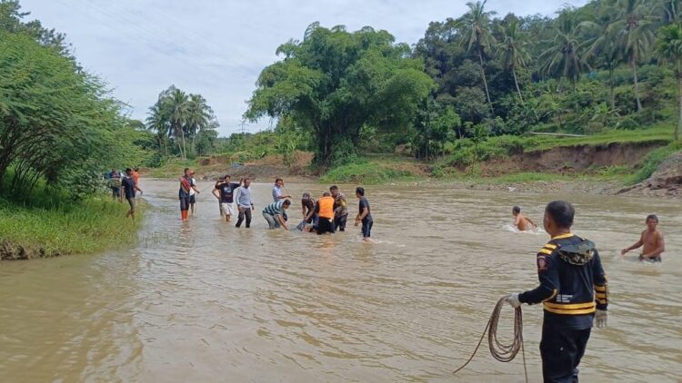 Warga Desa Salak Sawahlunto Hanyut di Sungai Batang Ombilin, Ditemukan Meninggal Dunia 1 Evakuasi pria paruh baya yang hanyut di Sawahlunto. (dok. istimewa)