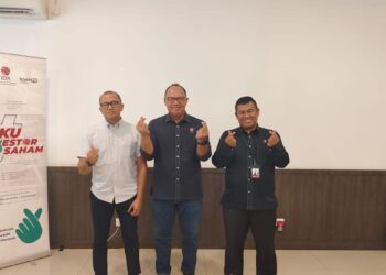 Kepala Divisi Riset BEI, Verdi Ikhwan (kiri), Direktur Perdagangan dan Pengawasan Anggota Bursa BEI, Irvan Susandy, Kepala BEI Sumatera Barat, Early Saputra saat Workshop Wartawan Daerah 2025 bertajuk "Market Update", Kamis, 25 September 2025 di Padang. (dok. istimewa)
