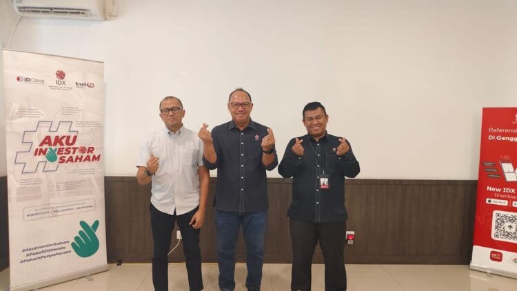 Kepala Divisi Riset BEI, Verdi Ikhwan (kiri), Direktur Perdagangan dan Pengawasan Anggota Bursa BEI, Irvan Susandy, Kepala BEI Sumatera Barat, Early Saputra saat Workshop Wartawan Daerah 2025 bertajuk "Market Update", Kamis, 25 September 2025 di Padang. (dok. istimewa)