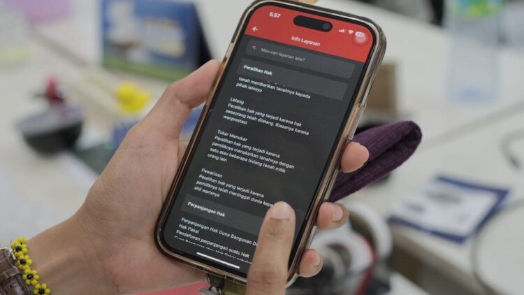 ilustrasi pengecekan biaya balik nama sertifikat tanah. (dok. atrbpn)