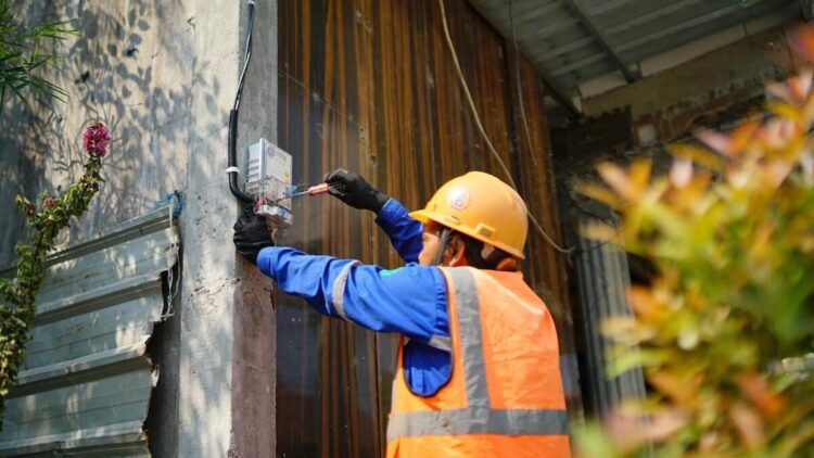 Ilustrasi petugas tengah melakukan penambahan daya listrik pelanggan. (dok. PLN)