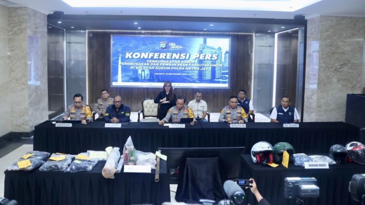 Polisi Tetapkan 69 Tersangka Kerusuhan dan Perusakan Fasilitas Umum di Jakarta dan Makasar 1 Konferensi pers pengungkapan kasus pengrusakan dan kerusuhan di Jakarta oleh Polda Metro Jaya. (dok. Divhumas)