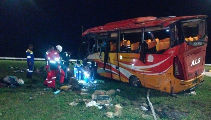 Polisi Olah TKP Kecelakaan Bus ALS di Exit Tol Padang–Sicincin