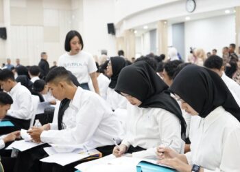 Tampak wajah serius para mahasiswa baru saat menandatangani kontrak ikatan kerja PLN. Dari 150 kuota yang tersedia, 109 mahasiswa resmi bergabung tahun ini setelah melalui seleksi ketat sesuai standar kualitas PLN. (dok. Humas PLN)