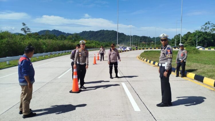 Olah tkp kecelakaan bus ALS di gerbang Tol Padang-Sicincin. (dok. Radarsumbar)