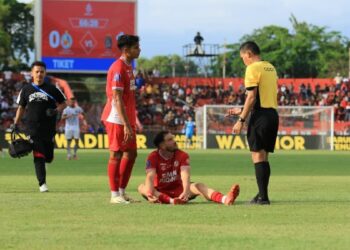 Pemain Semen Padang FC saat mendapat peringatan dari wasit. (dok. MO SPFC)