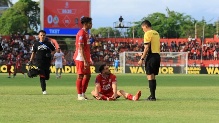 Pemain Semen Padang FC saat mendapat peringatan dari wasit. (dok. MO SPFC)