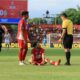 Pemain Semen Padang FC saat mendapat peringatan dari wasit. (dok. MO SPFC)