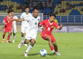 Pemain Timnas U-23 Robi Darwin berebut bola dengan pemain Laos. (dok. istimewa)
