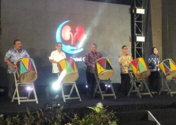 Pembukaan unit transplantasi ginjal di RSUP DR M Djamil ditandai dengan menabuh gandang tasa. (dok. istimewa)
