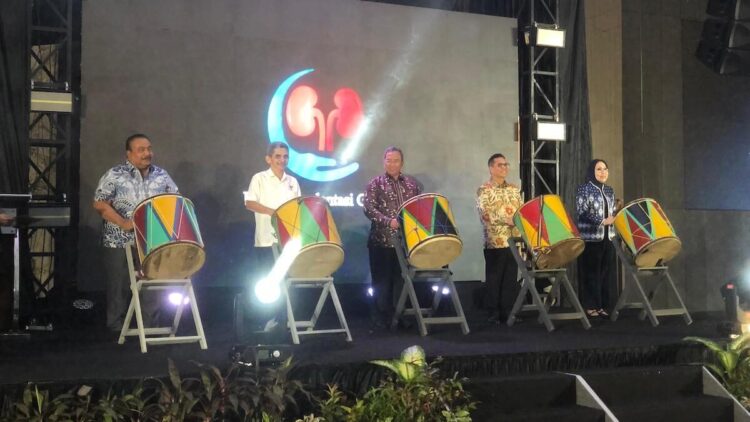 Pembukaan unit transplantasi ginjal di RSUP DR M Djamil ditandai dengan menabuh gandang tasa. (dok. istimewa)