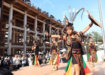 Penampilan penari dayak di Paviliun Indonesia. (dok. istimewa)