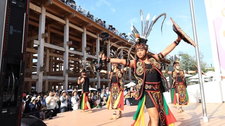 Penampilan penari dayak di Paviliun Indonesia. (dok. istimewa)