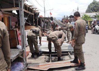 Penertiban bangunan yang mengenai fasum di kawasan Parak Laweh. (dok. istimewa)