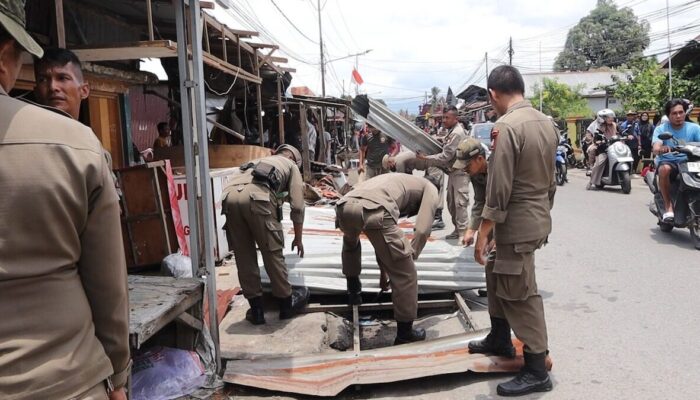 Satpol PP Padang Tertibkan Lapak Pedagang Pasar Pagi Parak Laweh