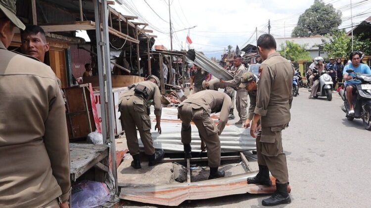 Satpol PP Padang Tertibkan Lapak Pedagang Pasar Pagi Parak Laweh 1 Penertiban bangunan yang mengenai fasum di kawasan Parak Laweh. (dok. istimewa)