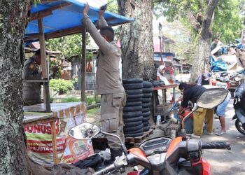 Penertiban PKL yang memakai fasum di Padang. (dok. istimewa)