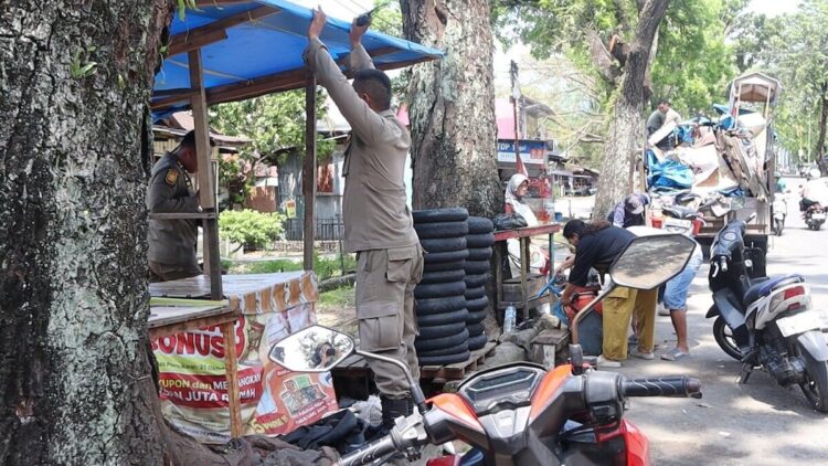Satpol PP Tertibkan PKL di Sejumlah Kawasan Kota Padang 1 Penertiban PKL yang memakai fasum di Padang. (dok. istimewa)