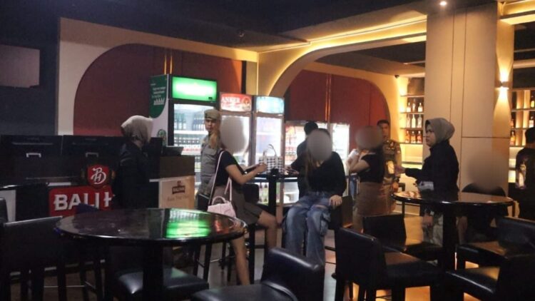 Satpol PP Padang Bubarkan Aktivitas Hiburan Malam yang Langgar Jam Operasional 1 Penertiban tempat hiburan malam oleh Satpol PP Padang. (dok. istimewa)