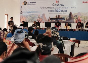 Pengadministrasian dan pendaftaran tanah ulayat bersama Staf Khusus Bidang Reformasi Agraria, Rezka Oktoberia. (dok. istimewa)