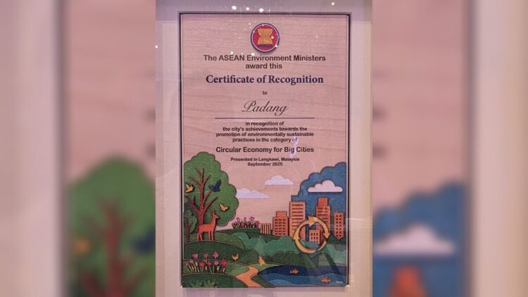 Kota Padang Raih ASEAN ESC Award 2025 di Malaysia 1 Penghargaan untuk Kota Padang dari ASEAN ESC Award 2025. (dok. istimewa)