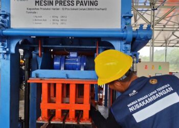 Menteri Imigrasi dan Pemasyarakatan (Imipas), Agus Andrianto (kiri), Direktur Jenderal Pemasyarakatan, Mashudi (ketiga dari kiri) dan Direktur Utama PLN, Darmawan Prasodjo (kedua dari kiri) menyaksikan proses pengolahan FABA menjadi paving block oleh warga binaan di workshop FABA Lapas Nusakambangan, Cilacap, Jawa Tengah, pada Selasa (9/9). (dok. PLN)