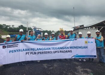 Penyalaan listrik pelanggan tegangan menengah PLN UP3 Padang. (dok. istimewa)