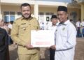 Pastikan Anak Kurang Mampu Tetap Sekolah, PT Semen Padang Salurkan Rp641 Juta untuk Tiga Madrasah 3 Wako Fadly Amran serahkan bantuan pendidikan secara simbolis dari Semen Padang untuk tiga madrasah. (dok. Humas)