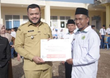Wako Fadly Amran serahkan bantuan pendidikan secara simbolis dari Semen Padang untuk tiga madrasah. (dok. Humas)