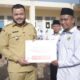 Wako Fadly Amran serahkan bantuan pendidikan secara simbolis dari Semen Padang untuk tiga madrasah. (dok. Humas)