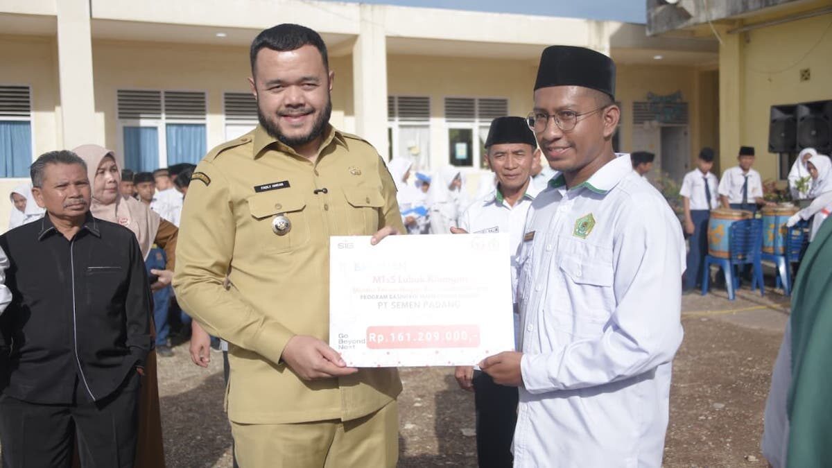 Wako Fadly Amran serahkan bantuan pendidikan secara simbolis dari Semen Padang untuk tiga madrasah. (dok. Humas)