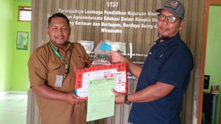 Siapkan SDM Unggul Perkebunan, PTPN IV Regional IV Salurkan 1.000 Bibit Sawit untuk SMK 1 penyerahan bibit PTPN IV untuk SMK