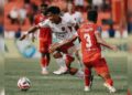 penyerang Bali United saat berusaha melewati bek Semen Padang FC Leo Guntara. (dok. istimewa)