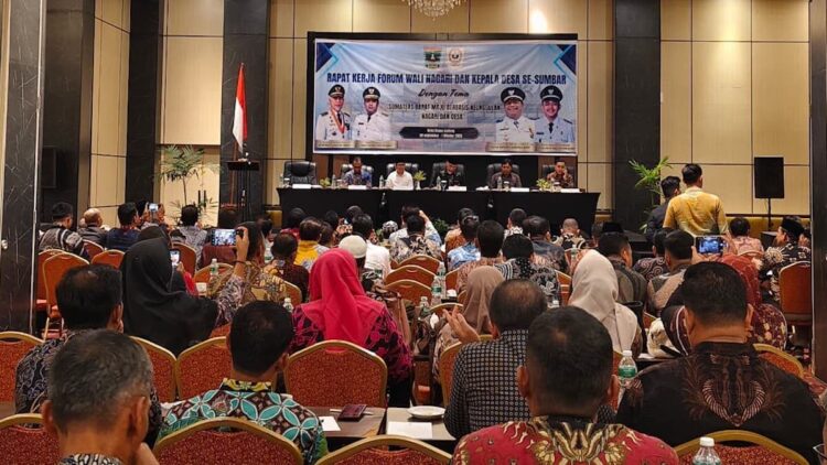 Mahyeldi: Pemimpin Desa Ujung Tombak Pembangunan dan Kesejahteraan Masyarakat 1 Rapat kerja Forum Wali Nagari se-Sumbar. (dok. adpsb)