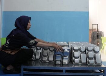 Fania Lingga, seorang single parent yang menggantungkan hidup dengan bekerja di SPPG. (dok. BKO RI)