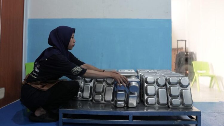 Fania Lingga, seorang single parent yang menggantungkan hidup dengan bekerja di SPPG. (dok. BKO RI)