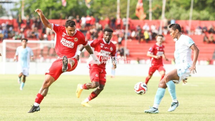 Striker Semen Padang FC Bruno Gomes mencoba melewati pemain PSBS Biak (dok. Dodi Kurniawan for Radarsumbar)