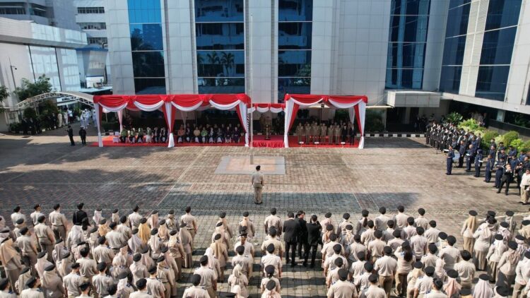 Upacara Peringatan HANTARU 2025, Menteri Nusron Realisasikan Asta Cita dengan Menjaga Tanah dan Menata Ruang 1 Menteri Nusron hadiri upacara peringatan Hantaru 2025. (dok. atrbpn)