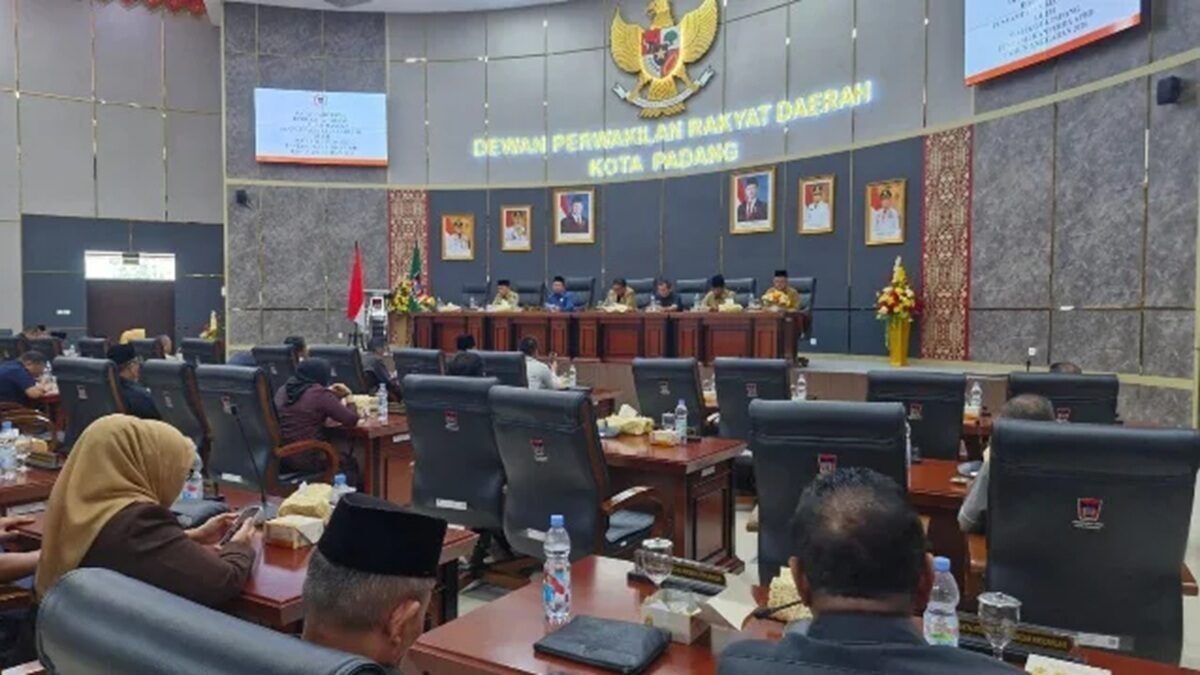 DPRD Padang Gelar Paripurna, Pemko Sampaikan R-APBD 2026: PAD Ditargetkan Rp1,12 Triliun 3 1760358945697584 2