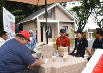 Bank Mandiri kunjungi rumah contoh SEPABLOCK. (dok. istimewa)
