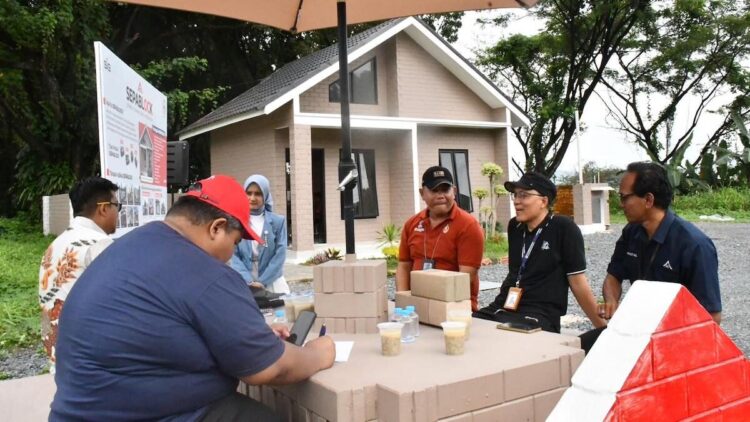 Bank Mandiri kunjungi rumah contoh SEPABLOCK. (dok. istimewa)