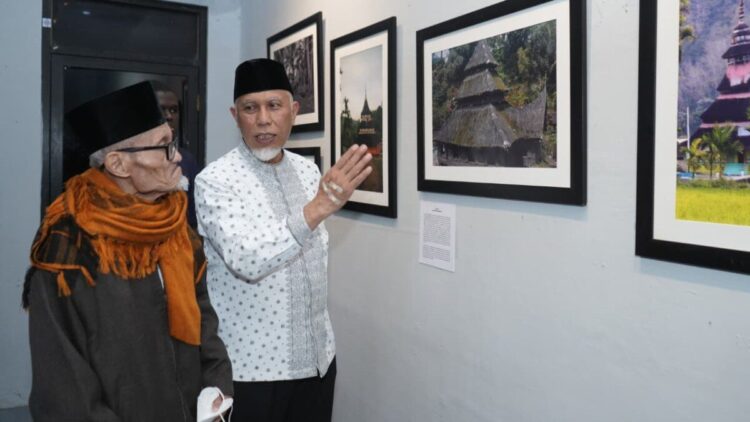 Pameran 'Islam di Minangkabau' Ajak Masyarakat Menyelami Hulu Budaya dan Spiritualitas Ranah Minang 1 Buya Mahyeldi melihat pameran etnofotografi islam