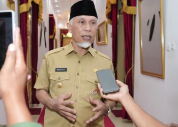 Gubernur Sumbar Mahyeldi saat diwawancarai terkait insiden di penginapan Alahan Panjang, Kabupaten Solok. (dok. istimewa)