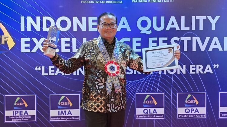 Dirkeu Semen Padang Iskandar Z Lubis raih penghargaan Quality Leadership Award. (dok. istimewa)