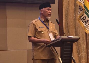 Gubernur Sumbar Mahyeldi saat membuka Forum Investasi Masyarakat Ketenagalistrikan Indonesia (MKI) Sumatera Barat di Hotel The ZHM Premiere Padang, Selasa (14/10/2025). (dok. istimewa)
